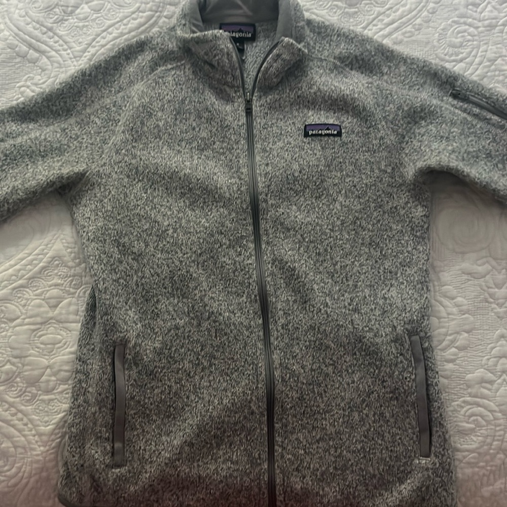 Gently used Womens Patagonia full zip sweater.